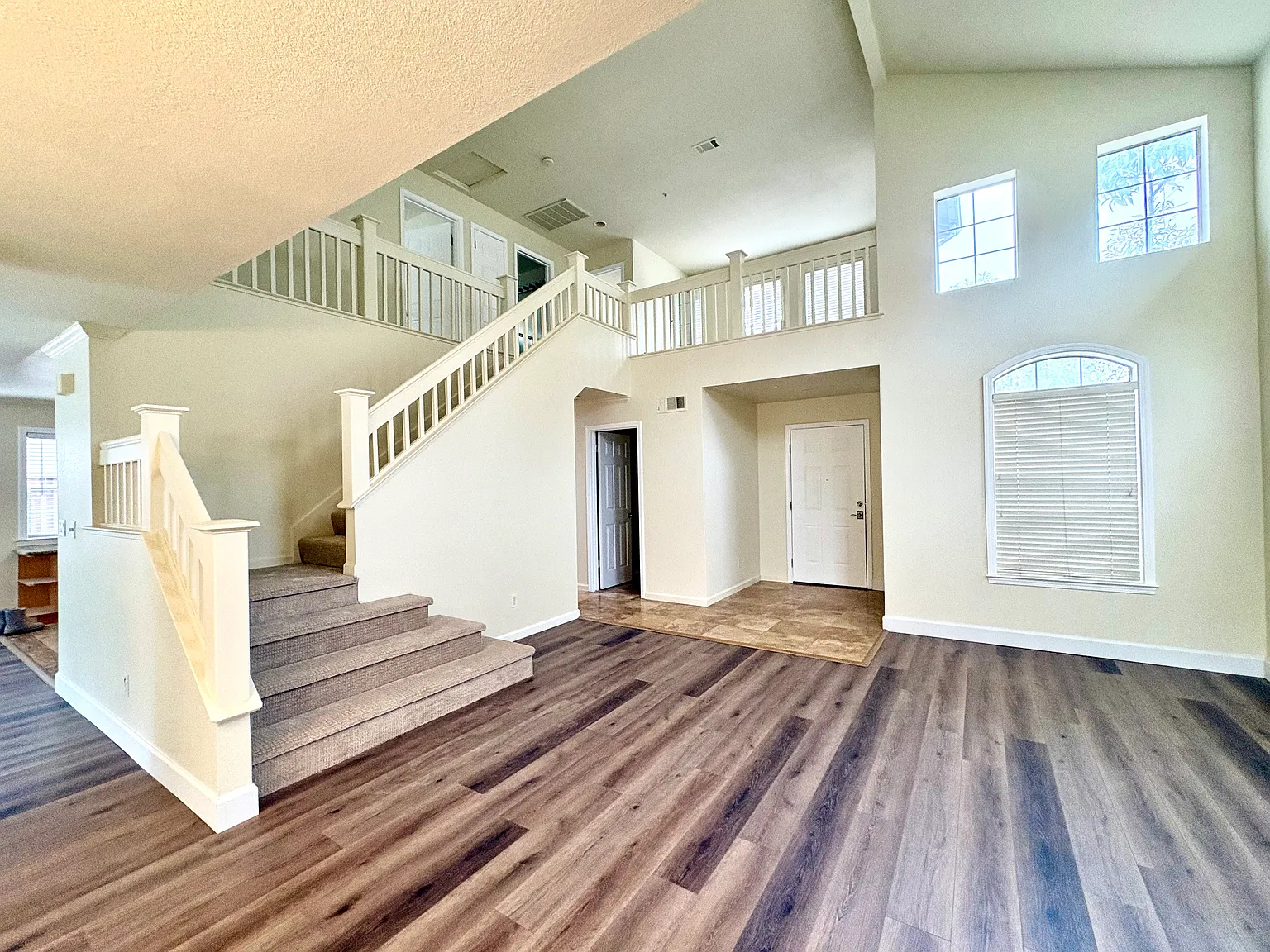 4 bed, 2.5 bath, 2104 sqft, $4,600 — Photo 4