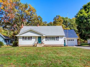 4 Stoneybrook Ln, Oak Ridge, NJ 07438