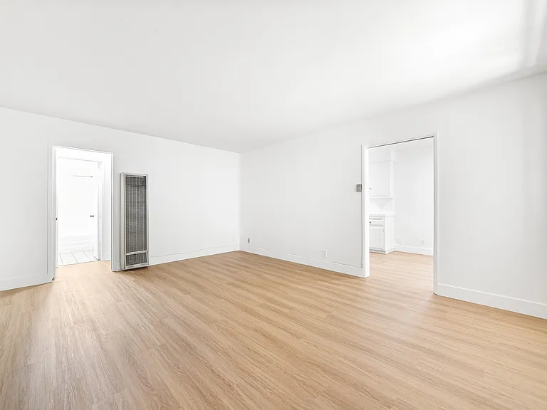 412 W Queen St #6 — Photo 4