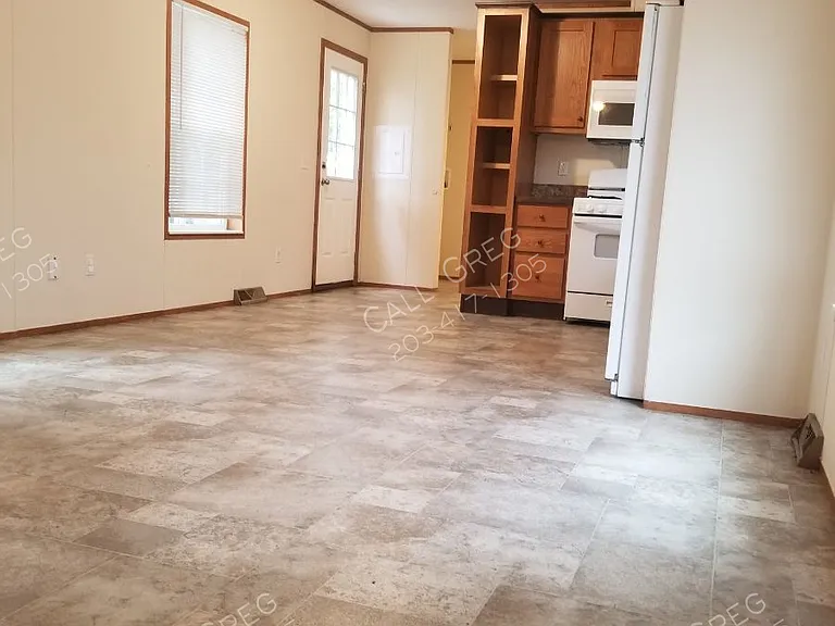 105 Bayberry Ln — Photo 2