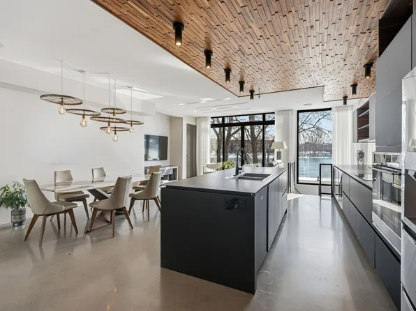 68E 1st Ave, Laval, QC H7R 2X7