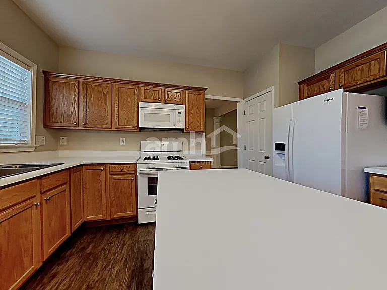 916 Bendleton Dr — Photo 3