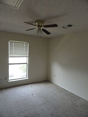 4th image of 906 Meadow Cir N