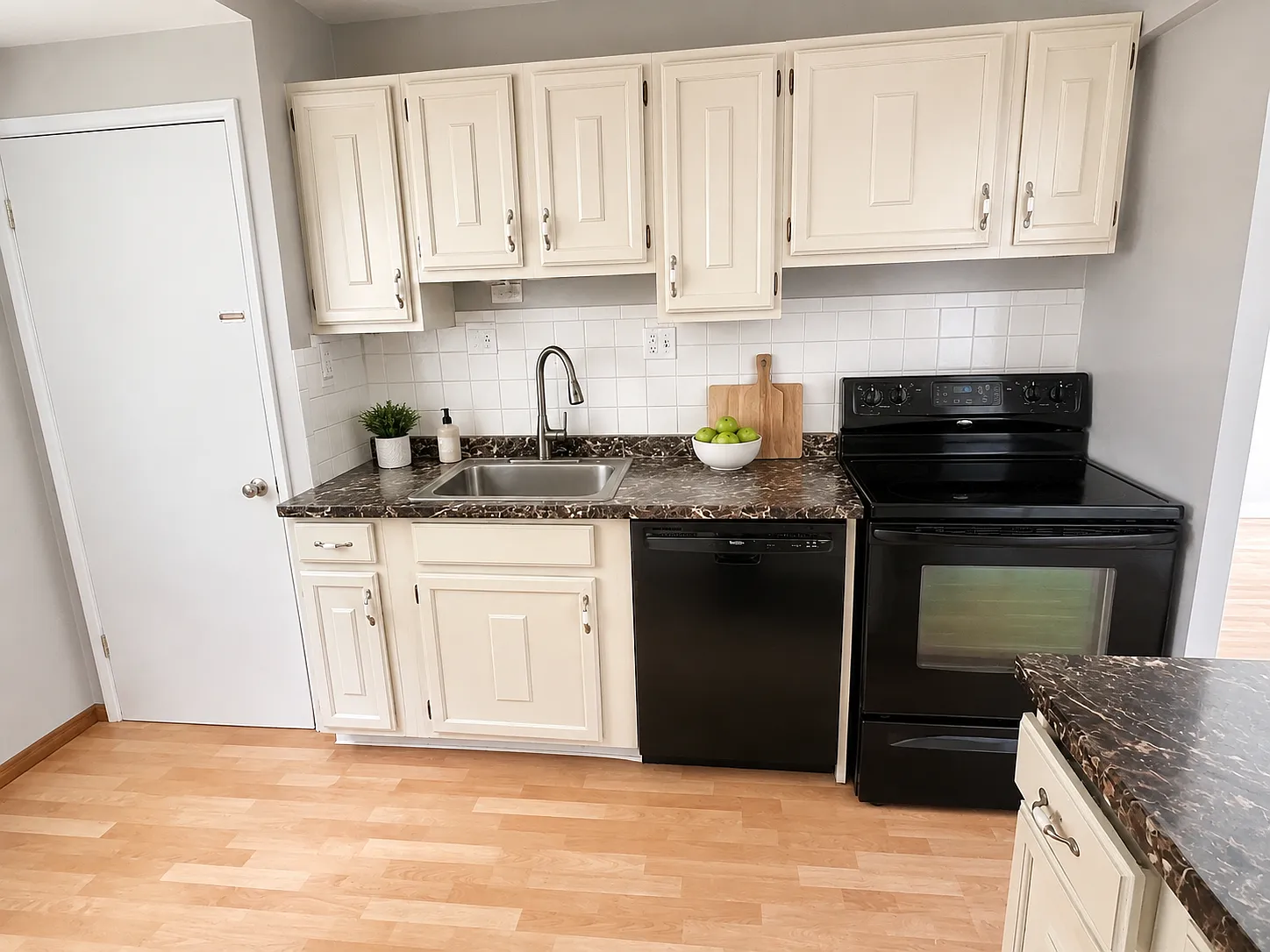 3 bed, 864 sqft, $1,500 — Photo 2