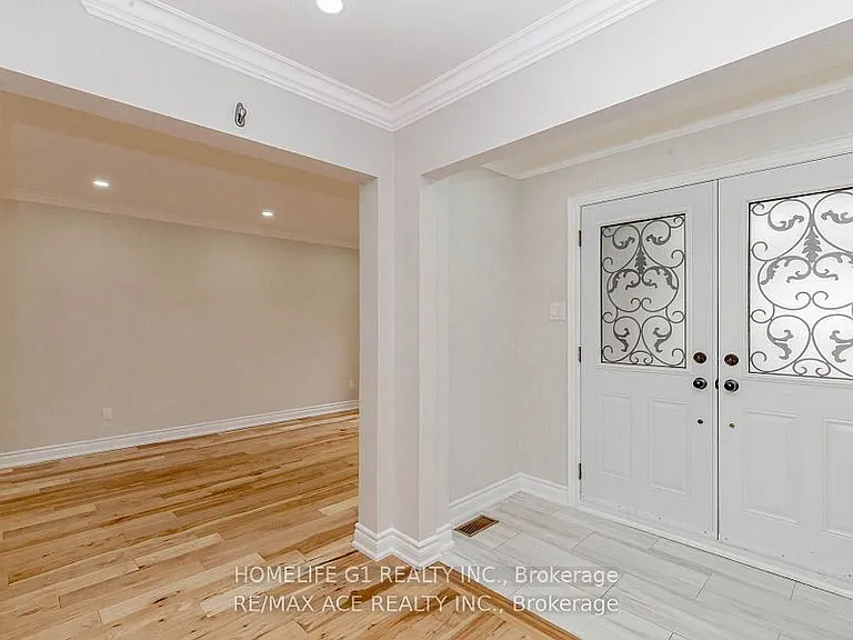 1319 Greenwood Cres — Photo 2