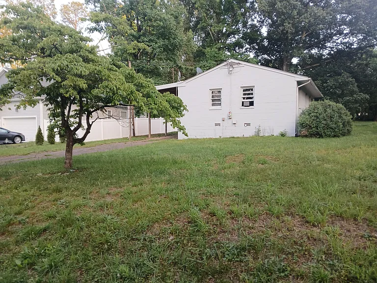10 Lake Dr — Photo 3