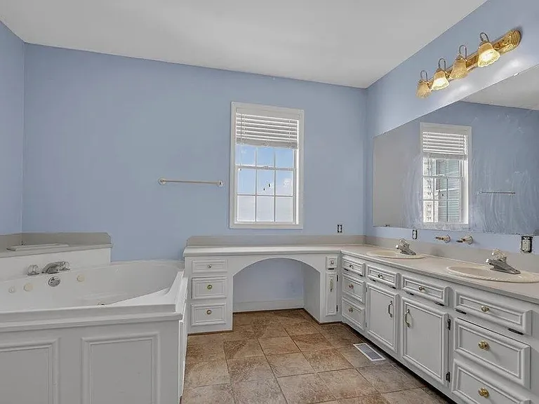 1032 Lynch Rd — Photo 5
