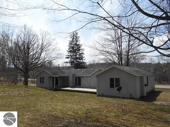 4th image of 1746 W River Rd