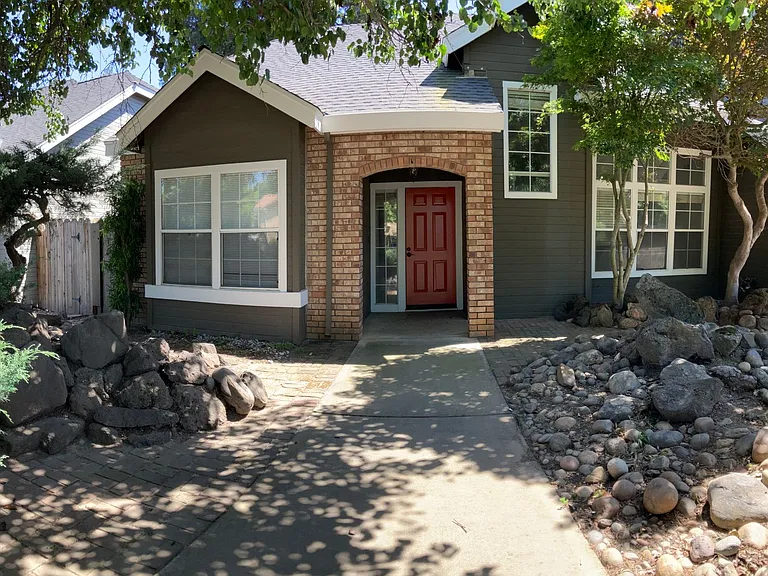 2704 Snyder Ave — Photo 2