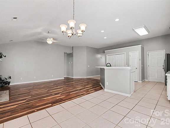 5th image of 526 Carlisle Dr