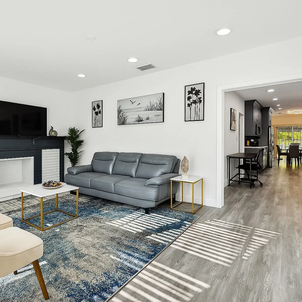 706 E James St — Photo 2