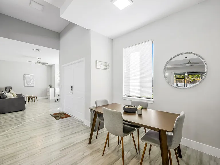 825 NE 10th Ter — Photo 10