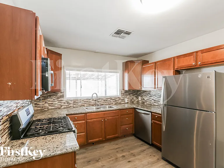 1822 N 21st Pl — Photo 5