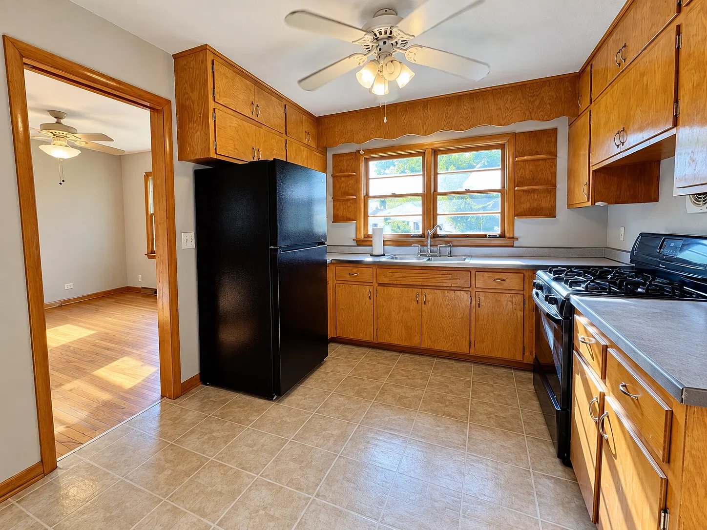 2 bed, 1060 sqft, $2,300 — Photo 4