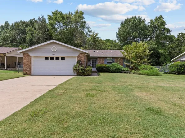 2887 N Susan Carol Ln, Fayetteville, AR 72703