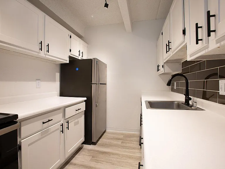 Los Altos Towers — Photo 12