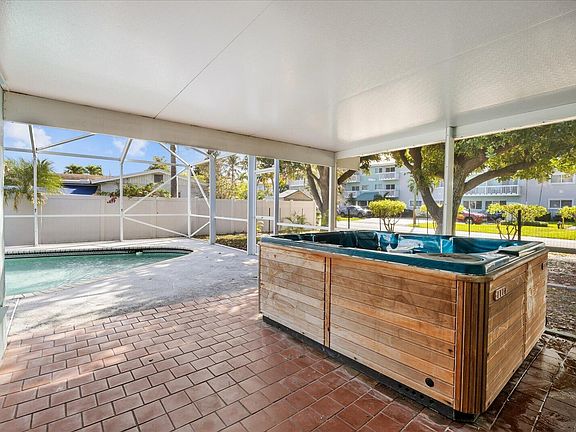 5th image of 800 SE 13th Court
