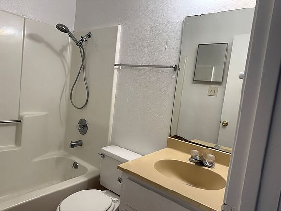 4th image of 5506 Rose Hill Cir APT A