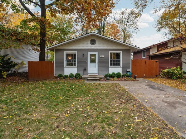 2716 Sinclair Ave, Waterford, MI 48328