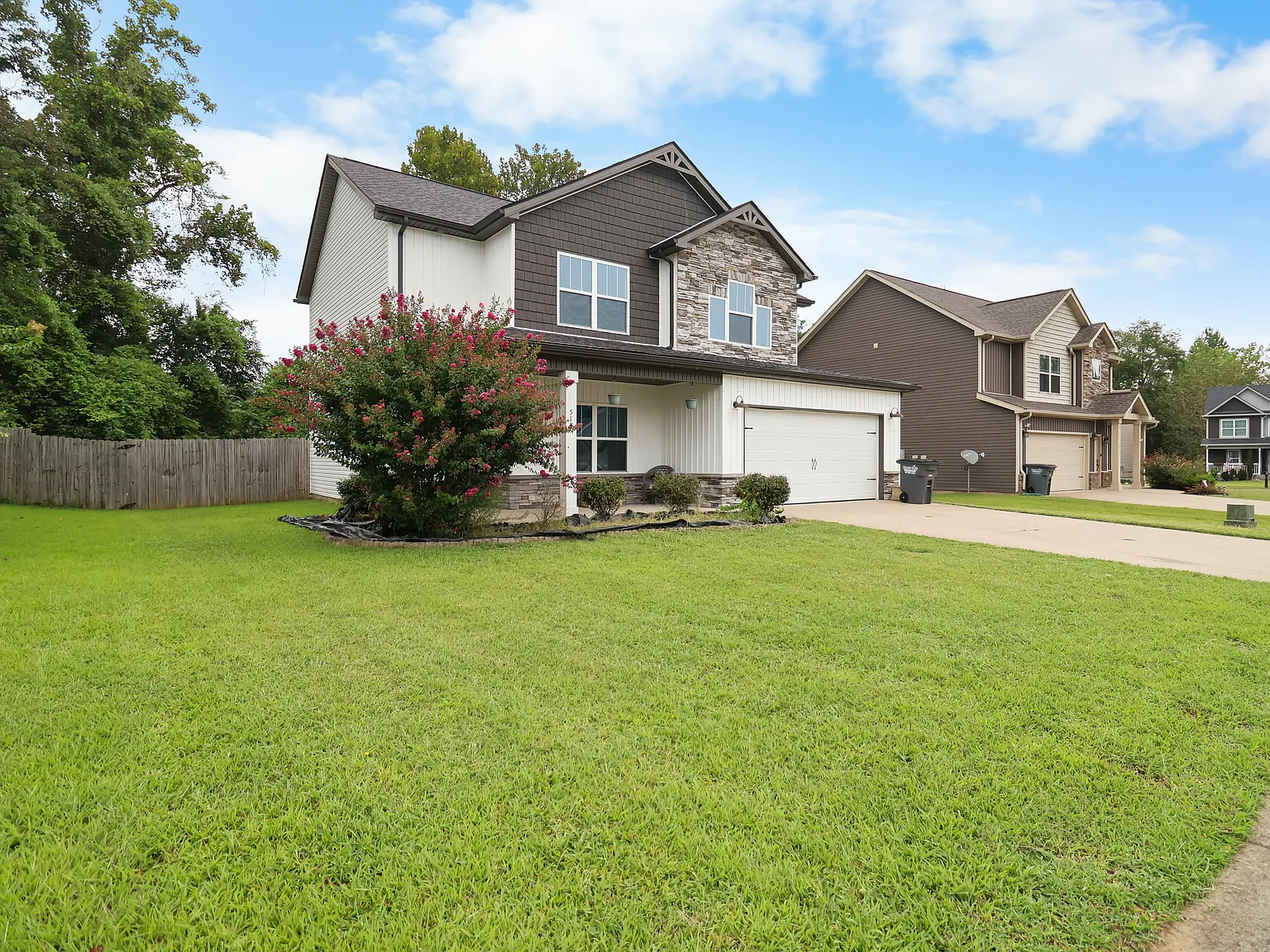4 bed, 2.5 bath, 2091 sqft, $2,200 — Photo 3
