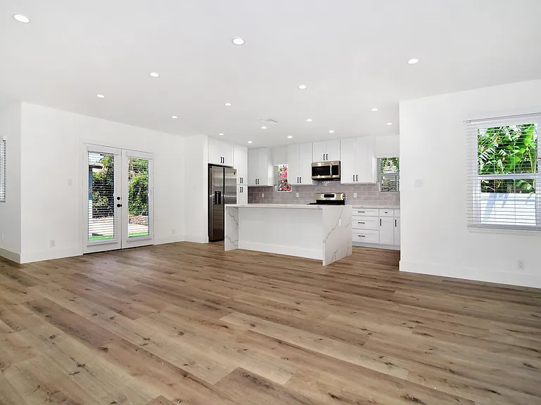 6363 N Darby Ave — Photo 5