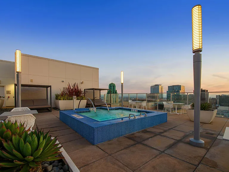 3033 Wilshire — Photo 28