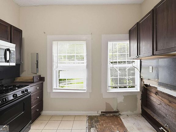 5th image of 1028 Birch St SW