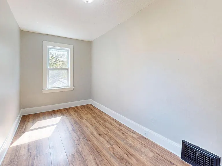 3149 W 32nd St — Photo 33