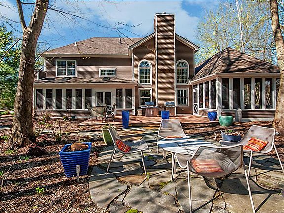 2nd image of 5668 Lily Ln