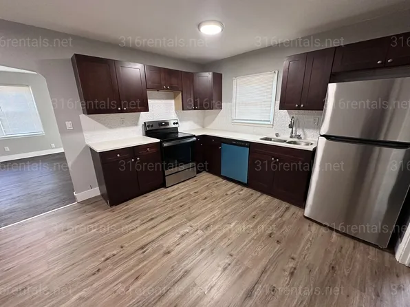 $950- 2 Bed 1 Bath - Beautiful Duplex *Coming Soon*, 820-822 N Belmont St, Wichita, KS 67208