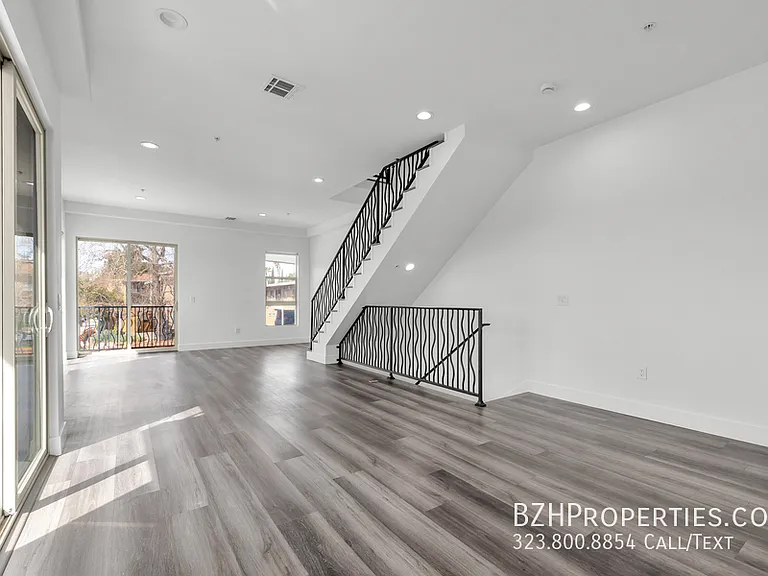 6006-6002 Klump Ave — Photo 4