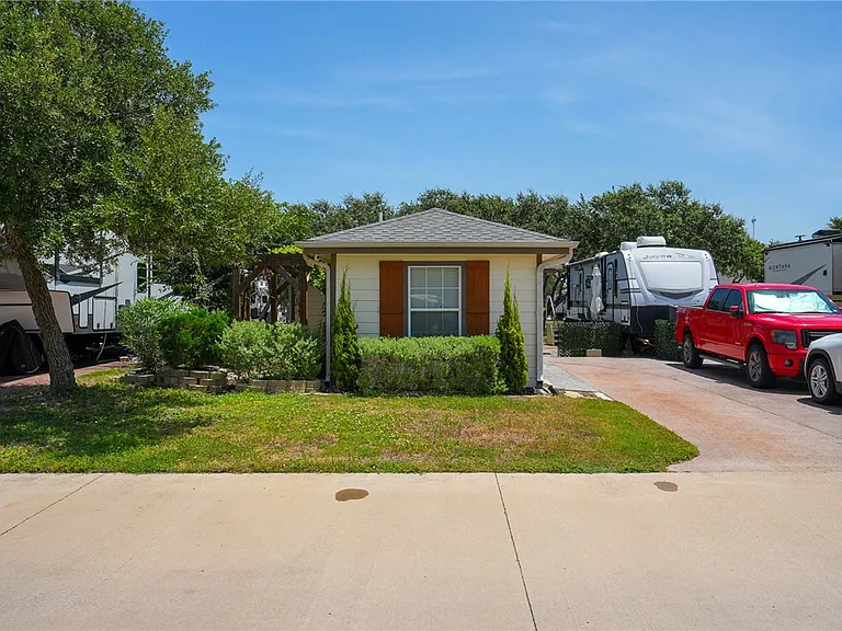 72 Augusta Cir — Photo 1