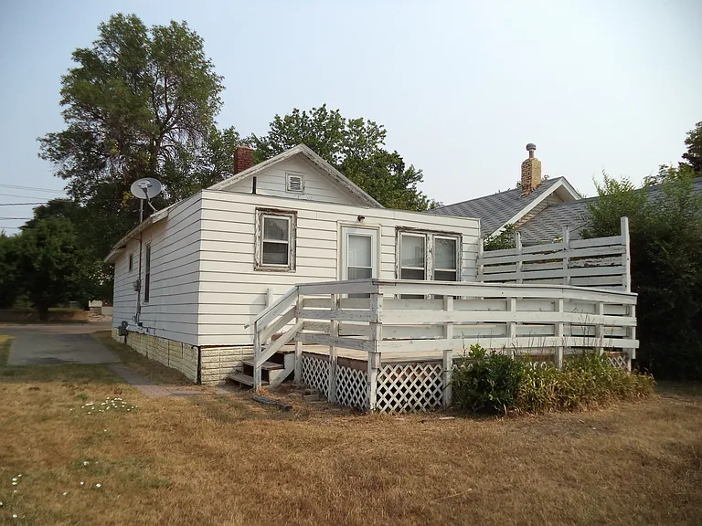 1216 6th Ave NE — Photo 3