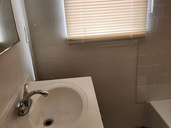 4th image of 2341 Mesa St