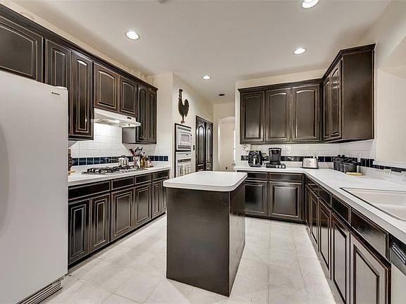 3rd image of 7214 Woodsprings Dr