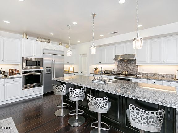 3rd image of 483 Bloomfield Pl