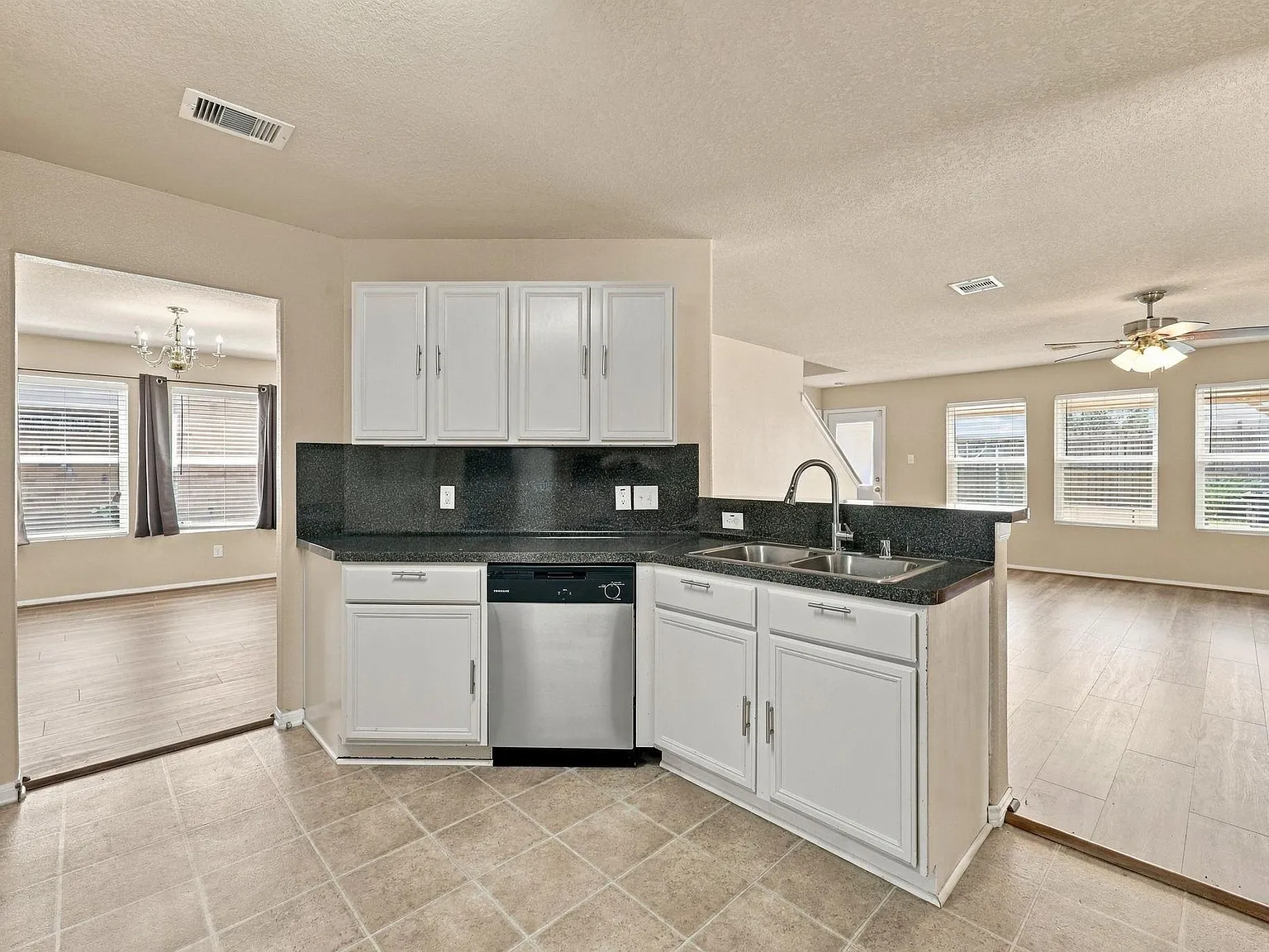 5 bed, 3.0 bath, 2500 sqft, $2,550 — Photo 2
