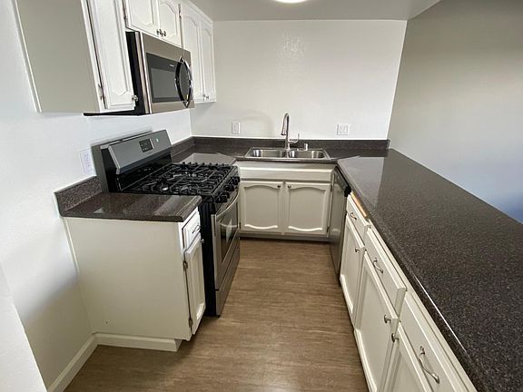 3rd image of 15329 Vose St APT 206