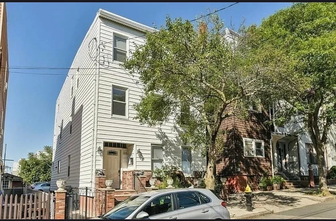 2 bed, 1.0 bath, 900 sqft, $2,850 — Photo 1