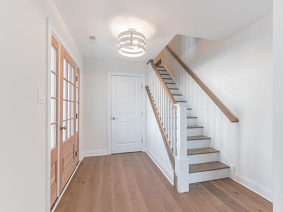 4th image of 332 W 40th St W #Sea