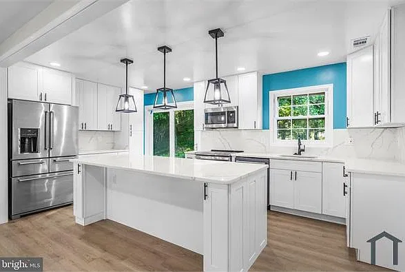 6 bed, 2000 sqft, $4,650 — Photo 4