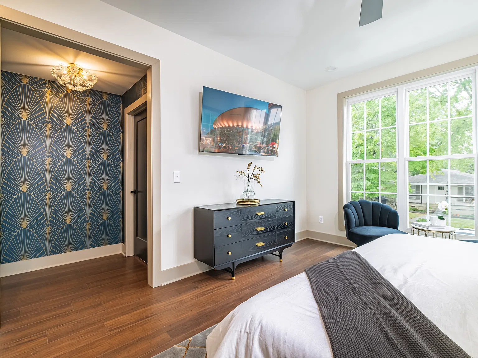 5 bed, 2300 sqft, $5,200 — Photo 2