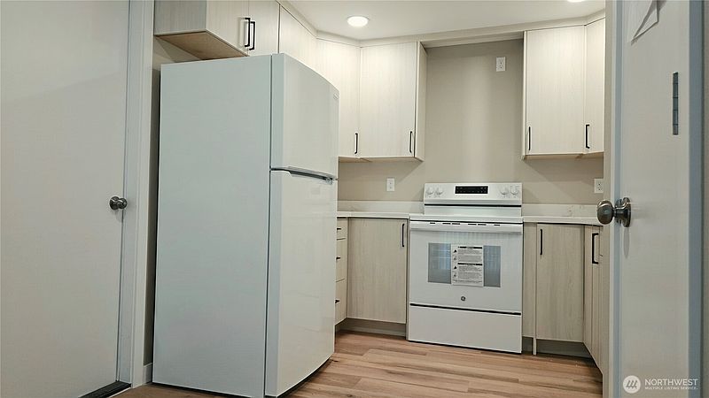 5th image of 903 31st Street NE