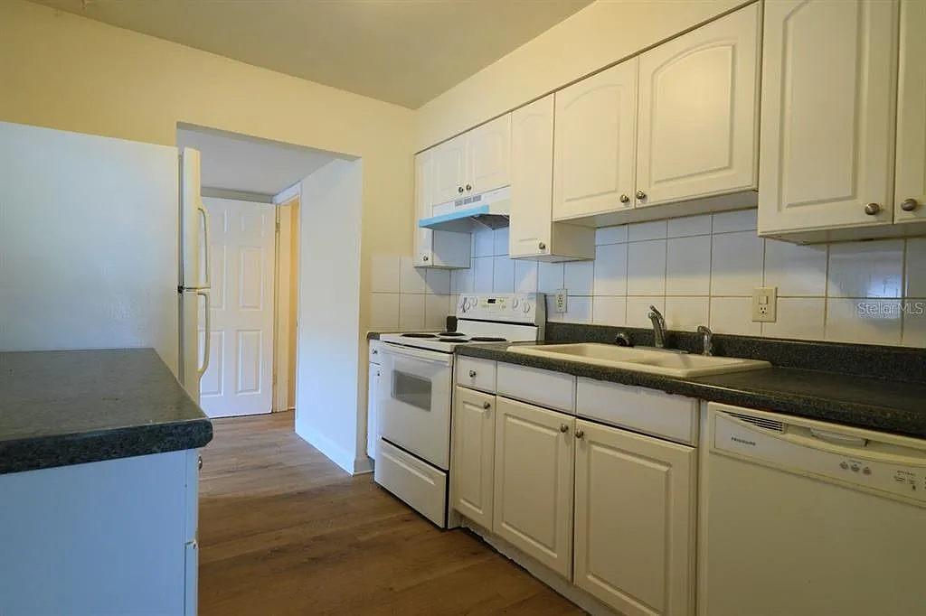 3 bed, 2.0 bath, 1204 sqft, $2,300 — Photo 4