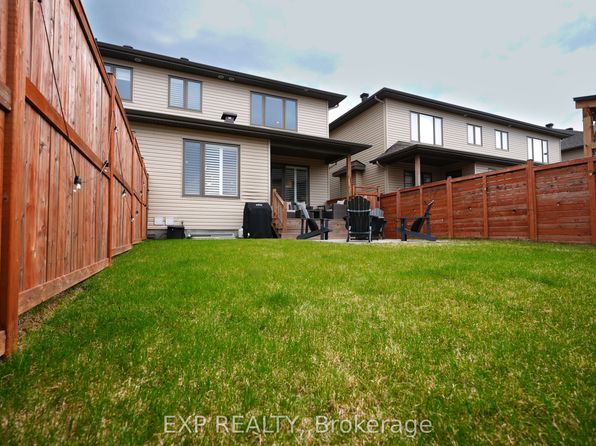 262 W Ridge Dr, Ottawa, ON K2S 0T4