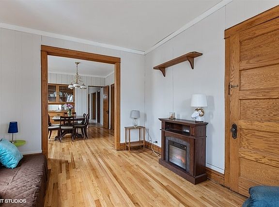 3rd image of 2431 W Hutchinson St