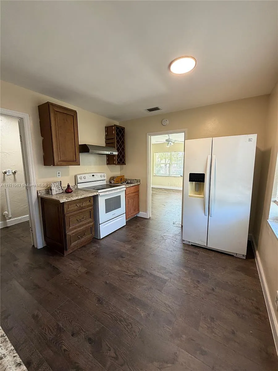 Building Photo - 1320 SW 11th Ave #A