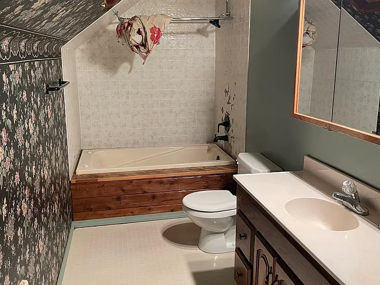 Working jacuzzi tub with showerhead. In wall heating