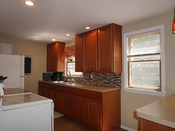 3rd image of 3054 Cheney Ave NE