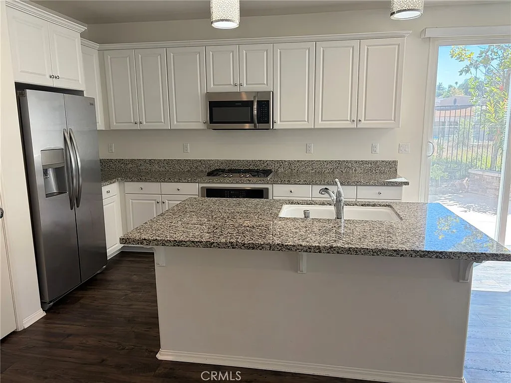 3 bed, 2.5 bath, 1974 sqft, $3,300 — Photo 3